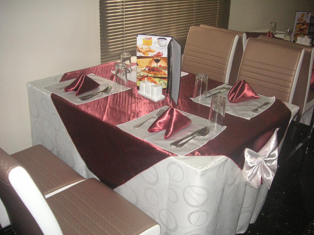 The Habitat Suites International Lagos Eksteriør bilde