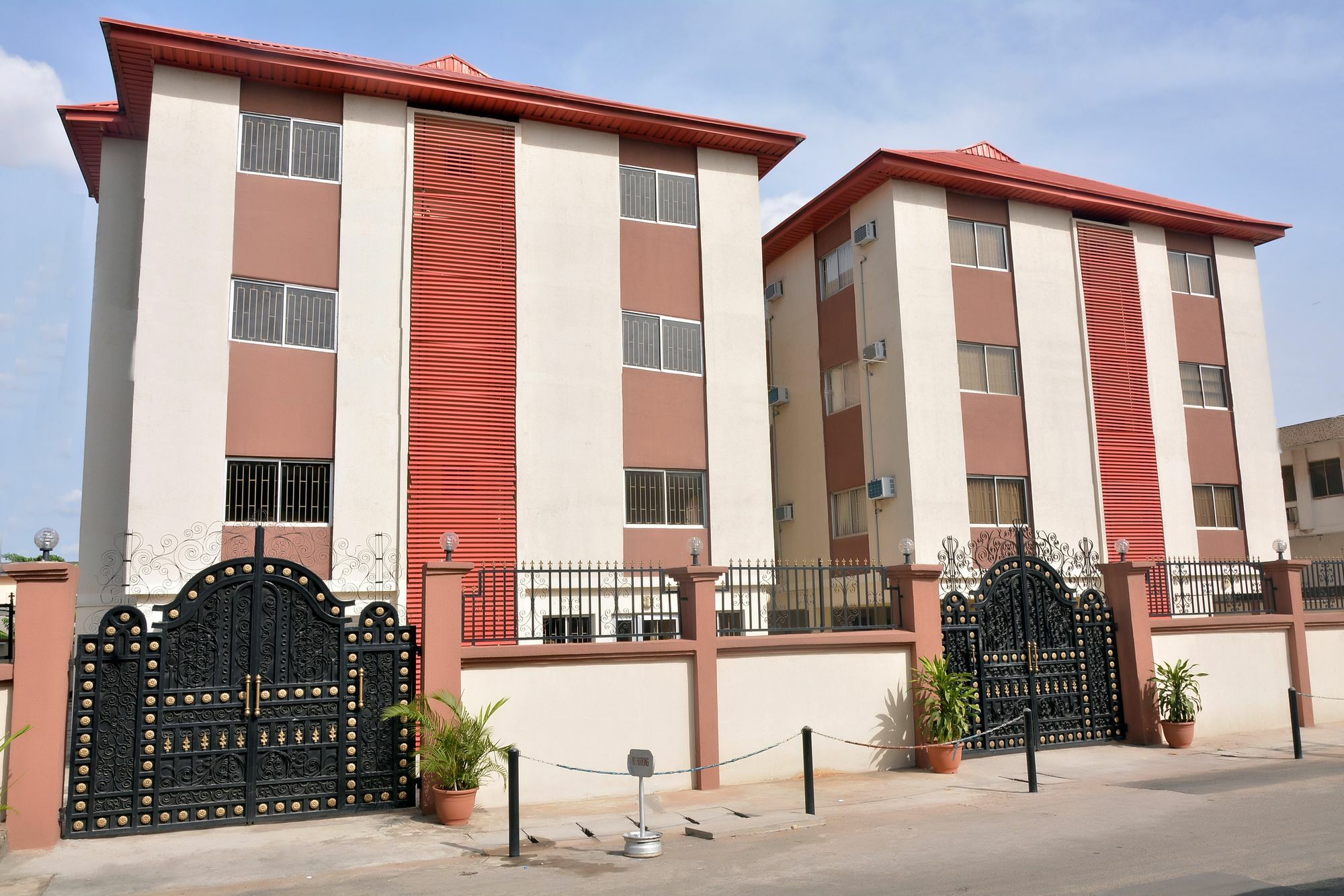 The Habitat Suites International Lagos Eksteriør bilde